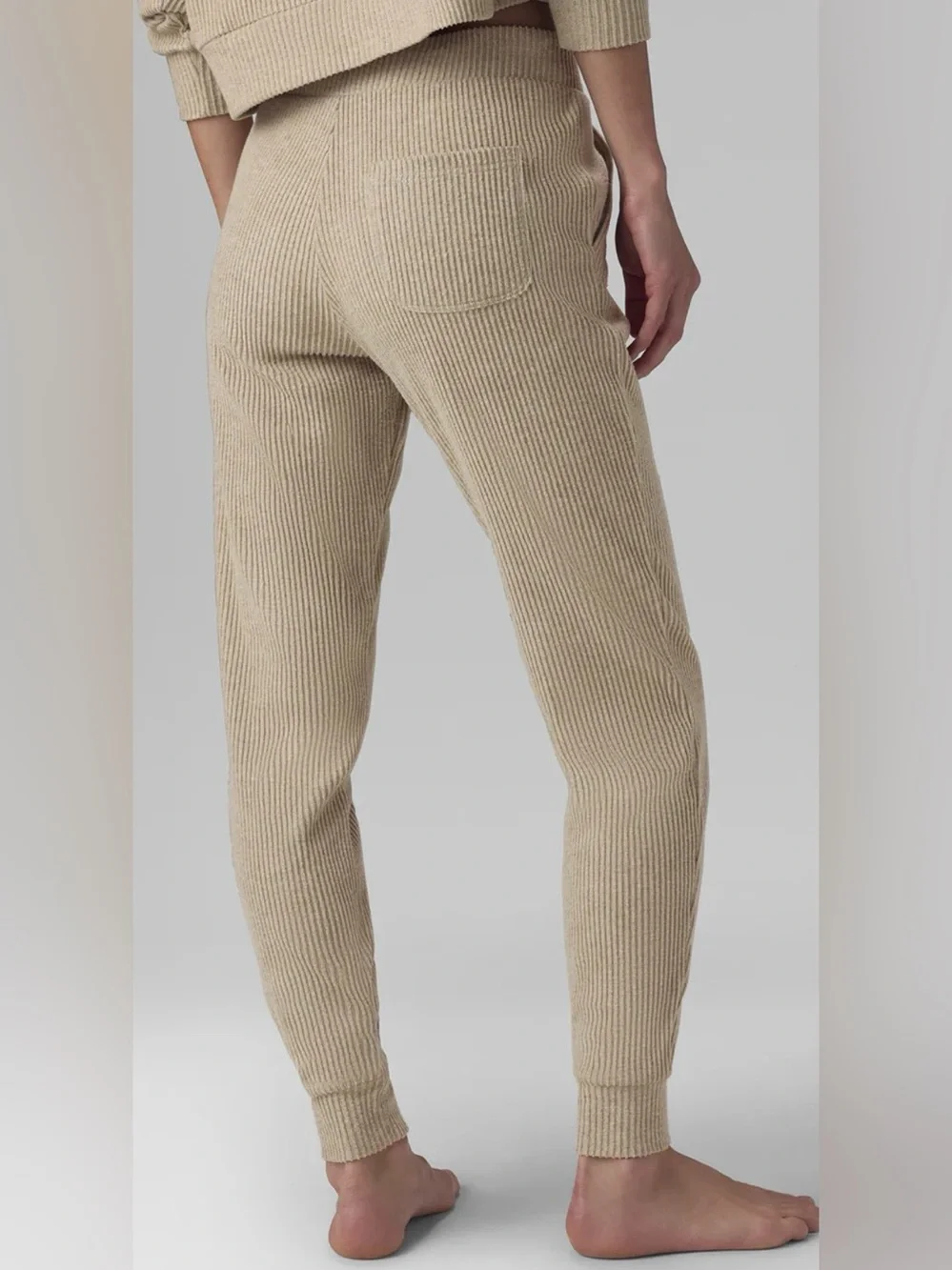 ALO Yoga Muse Sweatpants, size M - Picture 3 of 7